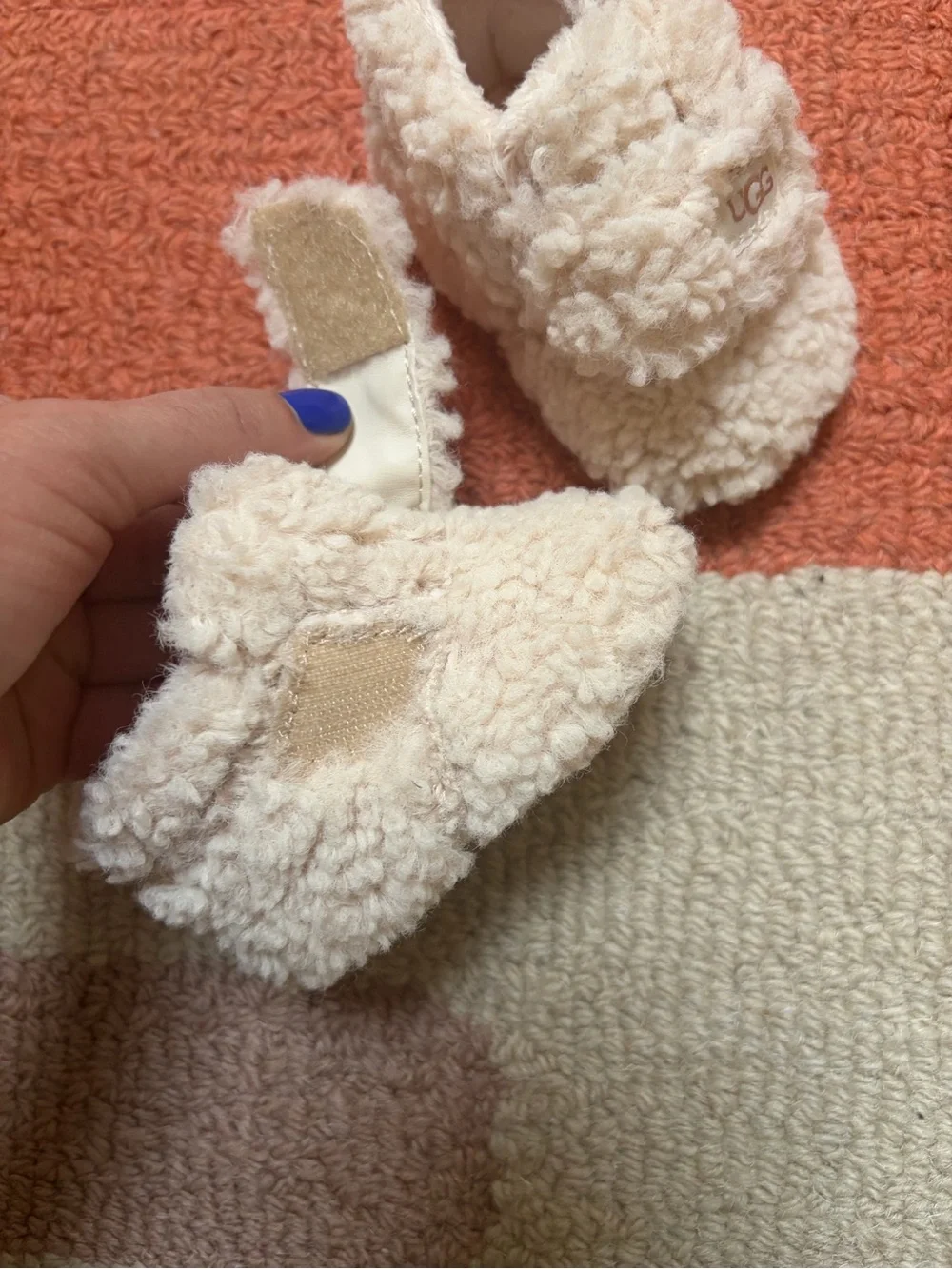 UGG Kids Sherpa Strap Slippers in Cream
